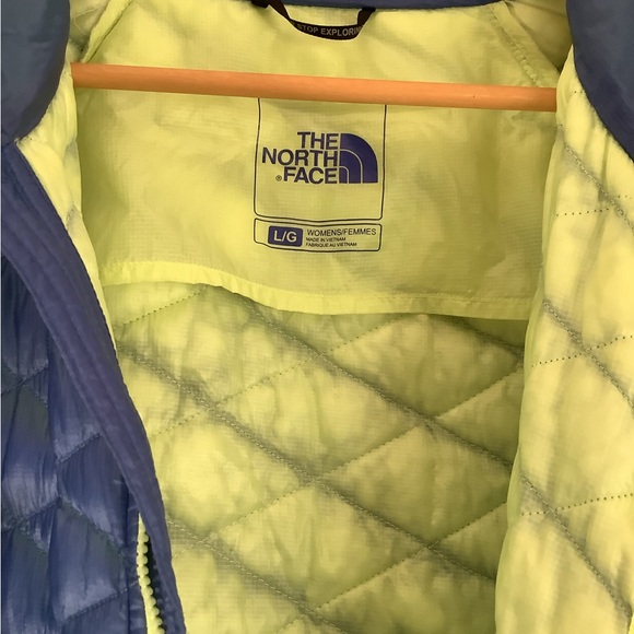 The North Face Women's Blue Puffer Jacket - Picture 3 of 5